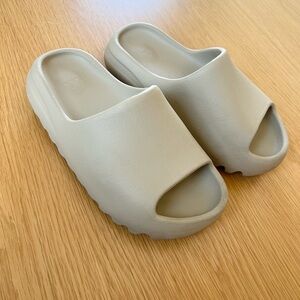 adidas YEEZY slide in Bone sz 6